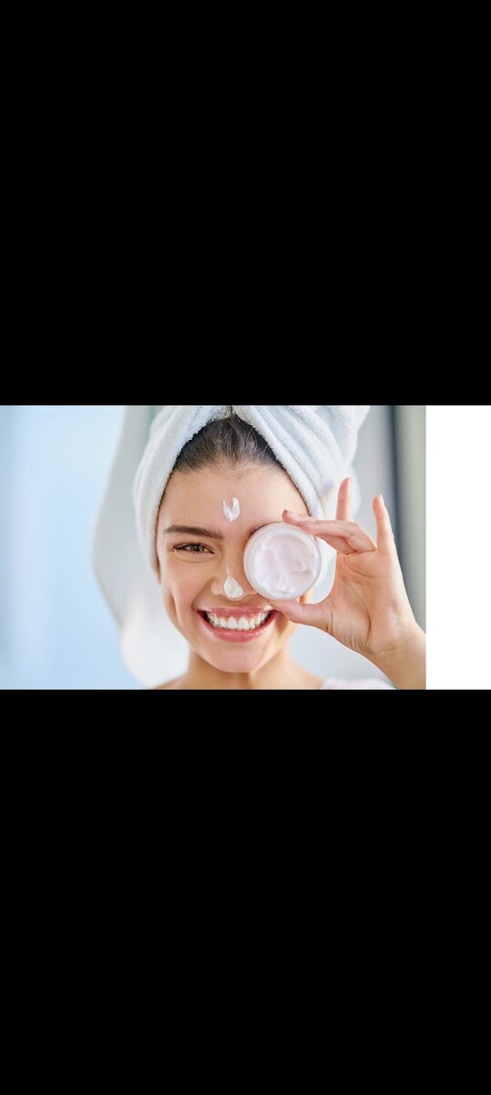 Корейская косметика / Beauty Blog / Обзор ТОП-10 брендов корейской косметики для лица
Обзор ТОП-10 брендов корейской косметики для лица
Корейская косметика находится на пике популярности: она пользуется огромным спросом не только у азиатских красавиц, но и у европейских девушек!

Баночки впечатляют своим оригинальным дизайном, богатым составом и приятной ценой. А самое главное, что корейская косметика действительно работает, она решает все проблемы с кожей: от акне и черных точек до пигментации и возрастных изменений.

На рынке корейской косметики можно встретить обилие различных средств, что многих заставляет растеряться в мыслях: "А что же выбрать? Что подойдет моей коже? Что будет эффективнее?".

Мы составили рейтинг 10 лучших брендов корейской косметики для лица, чтобы помочь вам с выбором достойного ежедневного ухода.



MANYO
Полностью органический бренд, который в переводе звучит, как "колдунья, волшебница". И с этим трудно поспорить!

Философия бренда заключается в том, чтобы обеспечить тщательную и нежную заботу о коже с помощью натуральных ингредиентов. Средства Manyo создают на базе уникальных компонентов: галактомисис, ниацинамид, пробиотики и другие.

Популярные продукты этого бренда:
Серия Bifida c лизатом бифидобактерий. Сыворотка с пробиотиками стала самой продаваемой по итогам 2020 года, а все потому, что она чудесно увлажняет кожу, работает с возрастными изменениями.
Линейка с галактомисисом и ниацинамидом Galac Niacin - фаворит в борьбе с расширенными порами, несовершенствами, жирным блеском, пигментацией и пост-акне.
Масла: гидрофильное - для качественного очищения, а массажное - для комфортного самомассажа лица.
Пилинг-скатка: с комплексом трав - для жирной, комбинированной и проблемной кожи, энзимная - самая мягкая и деликатная, подойдет для сухой, тонкой и чувствительной кожи.



PURITO
Веганский бренд, который был создан в 2013 году и за короткое время обрел тысячи поклонниц, влюбленных в эко-косметику.

Философия бренда достаточно лаконична: честность и изготовление безопасной натуральной косметики. Самое интересное, что производители изготавливают упаковки из переработанной бумаги. Этот фактор несомненно радует и привлекает к покупке все большее количество людей.

А цена для высокого качества остается безумно приятной!

С какой продукцией PURITO стоит обязательно познакомиться?

Серия с центеллой, которая прекрасно подойдет подросткам, а также обладательницам чувствительной и реактивной кожи, тем, у кого нарушен липидный барьер.
Ферментированная эссенция с лактобактериями - это продукт 2 в 1, она заменит вам и тонер, и сыворотку. Да-да, все это в одном флаконе!
ВВ-крем с муцином улитки, который обладает прекрасной маскирующей способностью, выравнивает тон и придает коже естественное сияние.



MEDI PEEL
Космецевтический профессиональный бренд, который уже более 10 лет успешно существует на рынке. Изначально компания изготавливала косметику для салонов красоты, но со временем производители начали выпускать средства и для домашнего ухода.

Философия бренда: сохранить кожу молодой и здоровой надолго! В основе создания продуктов лежат эксклюзивные формулы и компоненты: пептиды, фитостволовые клетки, витамины В, С, Е, волюфилин, золото, антиоксиданты.

В Южной Корее строго контролируется вся anti-age продукция, потому эффективность такой косметики доказана научно, а цена полностью оправдана.

Бестселлеры Medi peel:

Эссенция из девяти видов пептидов образует на поверхности кожи пузырьки, которые способны проникать в глубокие слои кожи и эффективно бороться с морщинками, потерей упругости.
Серия со стволовыми клетками оказывает мощное восстанавливающее и антивозрастное действие.
Линейка СICA с центеллой азиатской - это настоящая находка для проблемной кожи с воспалениями.
Кушон с пептидами для сияния обеспечит не только идеальное покрытие, но и борьбу с недостатками.







BOTANITY
"Мистер Кролик" бережно заботится о нежной коже! Потому что все продукты бренда BOTANITY производятся из отборных материалов высокого качества, которые были найдены путем исследования более 15 000 видов растительных экстрактов.

Главный хит бренда - это серия с запатентованным комплексом Flavon и керамидами. Средства направлены на уменьшение признаков купероза и розацеа, снижение чувствительности кожи.

А линейка с основным ингредиентом Makiol создана для кожи, склонной к жирности, эффективно регулирует выработку себума, сужает поры и матирует.









HYGGEE
Молодой южнокорейский бренд, который построен на принципах минимализма.

Отличается он своей необычной концепцией. Заключается эта концепция в том, чтобы заменить несколько этапов ухода всего одним средством, что значительно сокращает время на ежедневную заботу о коже. Идеальный вариант для тех девушек, которые не любят проводить много времени в ванной и наносить на себя содержимое многих баночек.

Основной продуктов выступает березовый сок, который находится на первом месте в составе.

На какие средства бренда HYGGEE точно стоит обратить внимание?

Универсальная пенка для очищения All in one удаляет остатки макияжа, пыли, загрязнений и излишки кожного сала, при этом абсолютно не стягивает кожу.
Освежающая эссенция Onestep Facial Essence Fresh. То самое чудное средство "три в одном" заменит вам тонер, сыворотку и крем.



COSRX

Молодой бренд, ответвление давно известного всем Ciracle (который, кстати, стал популярен благодаря знаменитым салфеткам против черных точек).

Мистер RX, который изображен на милых баночках пилинг-дисков, стал талисманом компании. Такой дизайн полюбился даже подросткам, они ведь любят все яркое и интересное!

Главное правило Сosrx - натуральные компоненты и индивидуальный подход к каждому типу кожи. Большинство продуктов этого бренда направлены на устранение проблем (акне, угри, воспаления, расширенные поры) и их дальнейшую профилактику!

Ключевой компонент: АНА и ВНА-кислоты, которые помогают в этом нелегком бою обрести здоровую и красивую кожу без изъянов.

Топ лучших средств:
Хлопковые пилинг-пады, пропитанные эссенцией - обновляют, тонизируют и увлажняют кожу.
Линейка АС Collection с кислотами эффективно борется с несовершенствами, осветляет пост-акне и регулирует гидро-липидный баланс.
Средство очищающее гликолевое АНА-7 - интенсивный отшелушивающий продукт, который также поможет осветлить пигментацию и сделать текстуру кожи более гладкой.






SIORIS
Вы очень удивитесь, но производители этого бренда используют в рецептуре средств только сезонные фрукты и овощи, которые были выращены по особой технологии и с любовью к своему делу, а также масла для интенсивного увлажняющего и ухаживающего действия. Большинство ингредиентов сертифицированы ECOCERT.

Если у вас чувствительная и атопичная кожа, то стоит как следует присмотреться к Сиорис.

Что можно купить?
Энзимный скраб-пудра, с которым процесс эксфолиации будет невероятно нежным и щадящим.
Линейка для чувствительной кожи - прекрасно питает, увлажняет и восстанавливает.





ESTHETIC HOUSE

Эстетик Хаус стал очень популярен благодаря своим шикарным вкусняшкам для волос. Среди продуктов бренда есть "любимчики" - это серия СР-1.

А девиз бренда весьма прост: "Всегда новое". Это означает, что производитель постоянно стремится улучшать свои продукты, чтобы они подходили абсолютно всем!

Хиты продаж остаются неизменными уже много лет:
Протеиновый шампунь и кондиционер - помогают вернуть волосам утраченный блеск и шелковистость.
Ополаскиватель с малиновым уксусом действует сразу в нескольких направлениях: очищает, устраняет перхоть и укрепляет.
Лечебная шелковая эссенция восстанавливает даже самые поврежденные волосы, когда надежды на их спасение уже совсем не осталось.
Знаменитые филлеры, как замена салонной процедуре кератинового выпрямления или ботокса. Это, наверное, must have любой девушки!
Средство с морской солью для кожи головы отшелушивает и регулирует работу сальных желез, избавляет от зуда.
Патчи с разными уникальными компонентами моментально стирают следы усталости под глазами и подтягивают, делая взгляд более отдохнувшим и свежим.
Неинвазивная карбокситерапия, как альтернатива ботоксу. Вы не поверите, но это настоящий тренд корейской косметики для лица. Дешево и сердито! Ну и, конечно же, эффективно.

THE SAEM
История бренда знакома далеко не всем. Предлагаем немного углубиться и изучить!

Возраст данной торговой марки - 11 лет. С 2011 года компания начала продвижение на разных площадках и активно набирала обороты. В скором времени продукты The Saem были представлены в магазинах стран Азии, Европы, Америки.

В 2013 году произошли колоссальные изменения, и производитель присвоил бренду девиз "Глобальное эко", что означало лишь одно: использование только натуральных ингредиентов и лечебных растений.

Продукция зарекомендовала себя благодаря редкостным компонентам и экологичности. А лаконичные и красивые баночки The Saem попадут в самое сердце!


Лучшие средства для ухода:
Серия Urban eco с новозеландским льном, экстрактом Харакеке и медом Манука. Как же её обожают наши красотки за уникальность состава и классное действие на кожу!
Антивозрастные линейки:
Mervie с экстрактом красного планктона, бомба, которая замедляет возрастные изменения и превратит вас в молодую красавицу.
Snail с улиточным муцином. Золотые флаконы манят купить и испытать качественную косметику на себе.
Сell renew со стволовыми клетками для мощного anti-age эффекта.
Пилинг-скатка со стволовыми клетками.
Хитовый крем для тела с экстрактом авокадо. Сливочная текстура и приятное "послевкусие" гладкости на коже.


MIJIN

Поднимите руку, кто не любит побаловать себя масочками? Мы уверенны, что они нравятся всем! Процедура, которая за считанные минуты наполняет тусклую кожу жизненной силой и естественным сиянием.

Этот южнокорейский бренд начал свое существование еще в 2005 году и по сей день специализируется на изготовлении масок и патчей.

Что самое интересное и необычное - это первая компания, которая применила свою секретную технологию разработки тканевых масок.

Широкий ассортимент продукции MIJIN порой заставляет дам растеряться в выборе. Невозможно остановиться на одной, хочется заполнить ими ванный шкаф доверху и наслаждаться этим божественным чувством холодка, увлажнения и упругости кожи. А здоровый румянец после процедуры вызывает ощущение собственного превосходства!

А маски для рук и ног помогут навсегда забыть о сухости и шелушениях.




И напоследок хотелось бы сделать обзор антивозрастных средств корейской косметики для лица!

Интересный факт: вы не найдете крем с пометкой "для возраста 40 лет", а все потому, что нужно в первую очередь ориентироваться на состояние кожи, а не на цифру в паспорте. Поэтому, anti-age уход может быть актуален уже в 20-25 лет!



Рейтинг топ антиэйдж кремов 2020 года:
Омолаживающий крем с пептидами и витамином Е Bifida Biome Concentrate Manyo, текстуру и действие которого точно оценит зрелая кожа.

Высокопитательный продукт эффективно устраняет сухость, шелушения и борется с обезвоженностью, наполняет клетки эпидермиса питательными компонентами, разглаживает мелкие мимические морщины и сокращает выраженность более глубоких, мягко осветляет общий тон кожи, отбеливает нежелательную пигментацию, сужает поры и интенсивно увлажняет.

Основной компонент в составе - 50% лизата бифидобактерий.

Крем с пептидами Volume Tox Medi Peel сделает вас на несколько лет моложе благодаря сбалансированному составу из anti-age ингредиентов!

Активный ингредиент средства - Volufiline.

Крем со стволовыми клетками Medi-peel Cell Tox Dermajou Cream - женщины его горячо любят не только за оправданный эффект, который обещает производитель, но и за сладкий аромат миндаля, приносящий массу удовольствия при нанесении средства.
