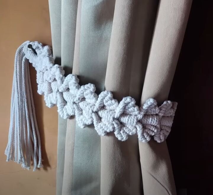    Подхваты для штор в технике макраме   
Источник: Скриншот из видео