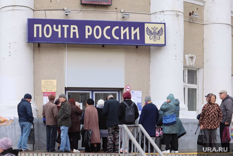    На крыльце Главпочтамта в обеденный перерыв собирается очередь