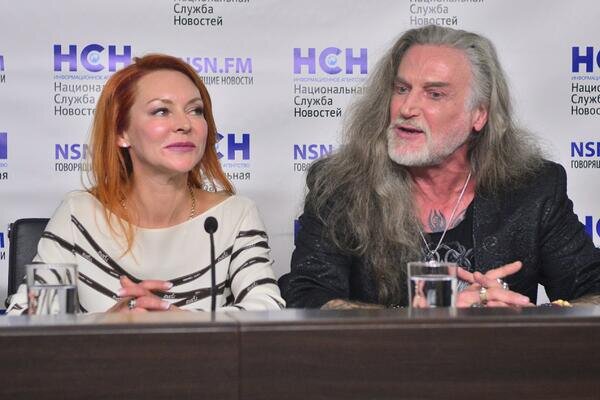 Рядом с ней теперь сидят такие личности 