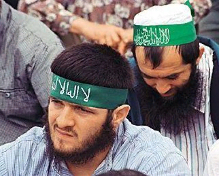 Ваххабиты уши. Мусульманская повязка на голову. Зелёные повязки на голове чеченцев.