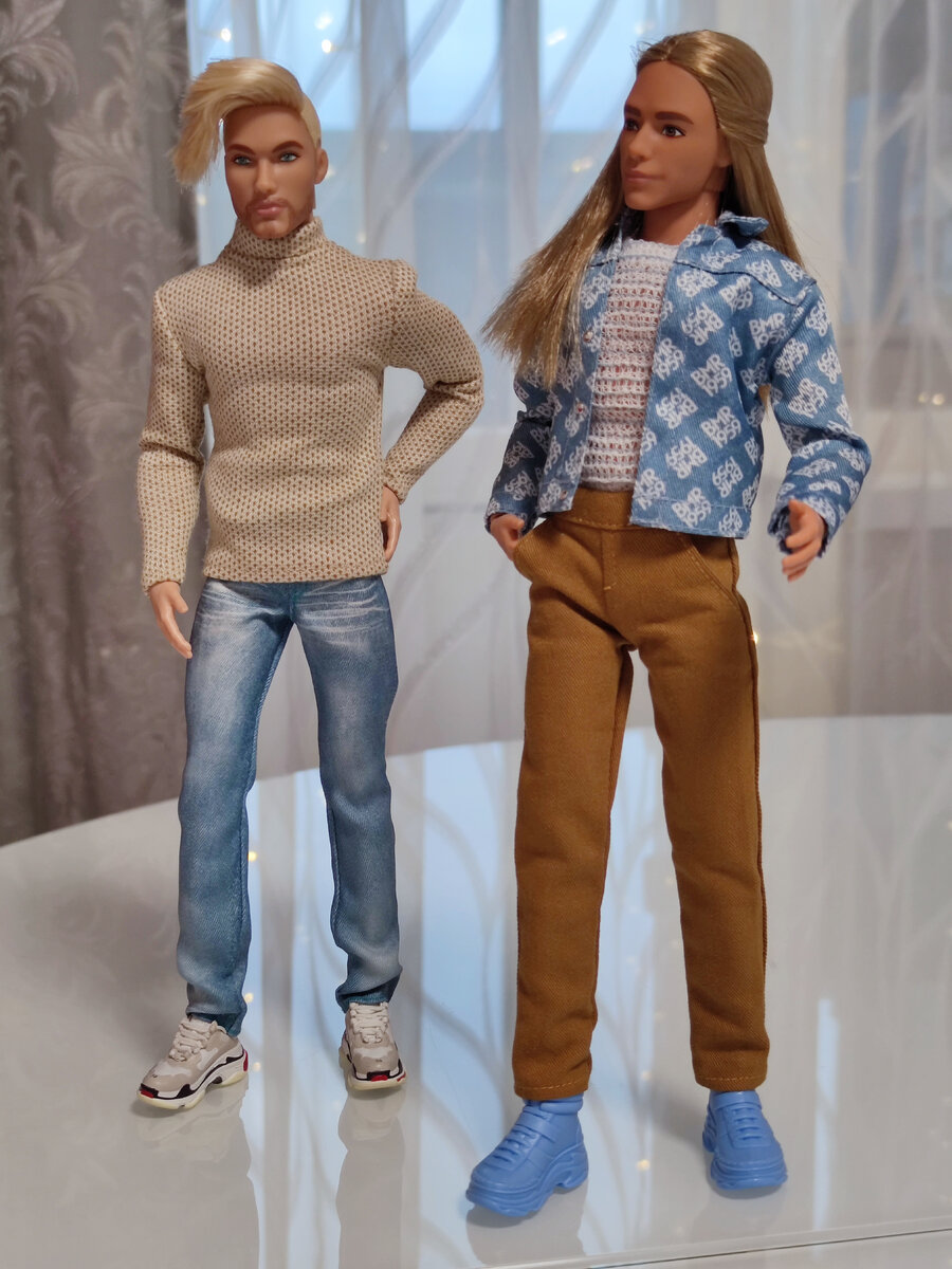 Контраст детализации экшен-обуви (слева) и Mattel (справа)