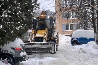    Уборка снега во дворах в Ступино ©