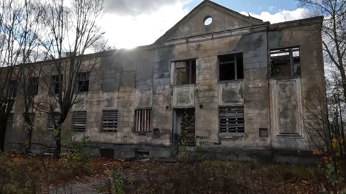     В Лежневе аварийное здание бывшего ПТУ стало местной проблемой