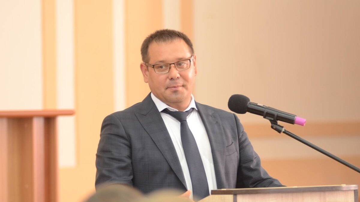     Мэра Новочебоксарска (Чувашия) Дмитрия Пулатова доставили на допрос в Следственный комитет. В городской администрации силовики проводят обыски.