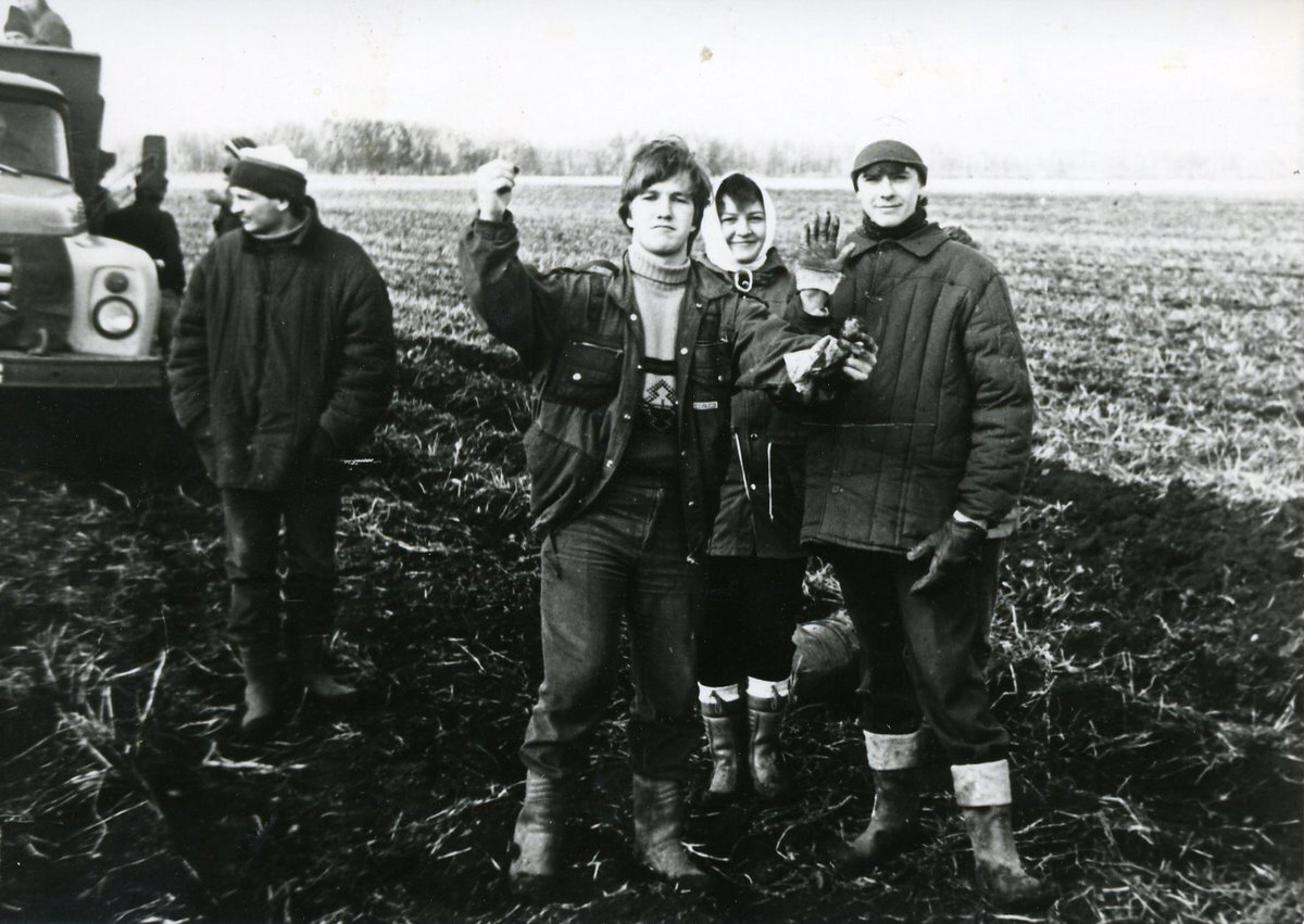 Что было в конце 1980 х. Колхозы в 90-е годы. 90 Годы в колхозе. Колхоз 1980. Студенты на картошке 70-е годы