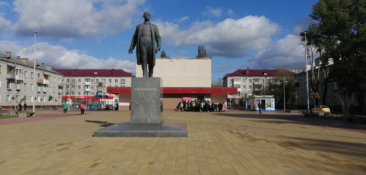 Кинотеатр Володарского района и памятник Володарскому