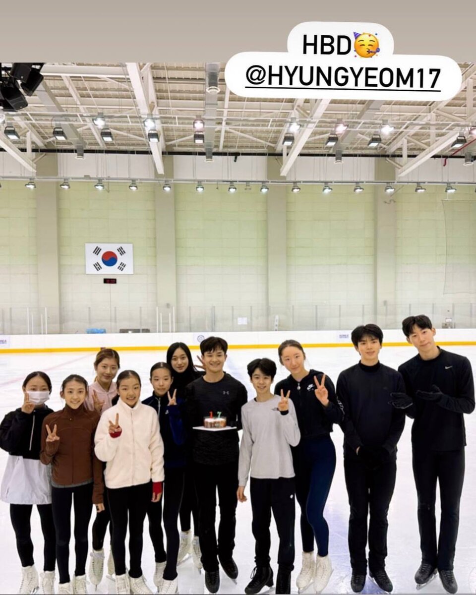 Корейская сборная поздравляет Ким Хенгёма с днем рождения