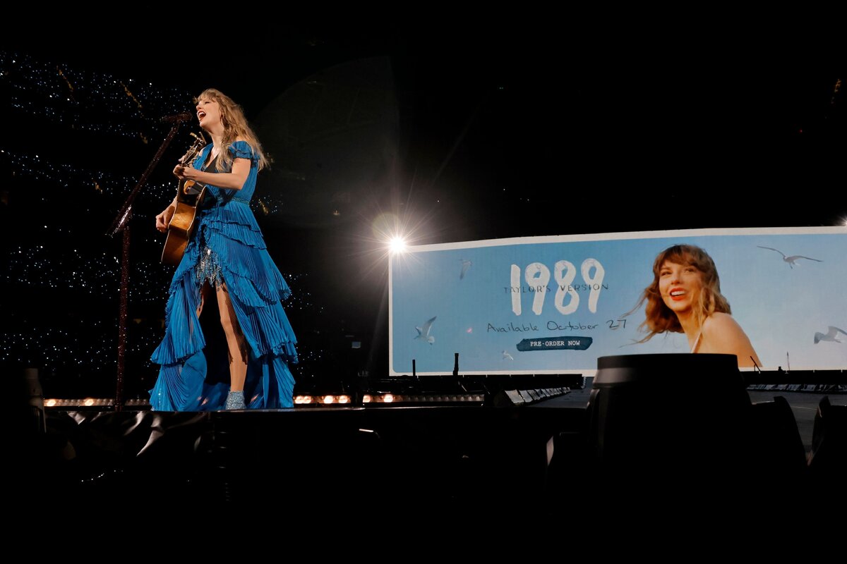     Переименованные города и сотня фетровых шляп: 8 невероятных фактов о туре The Eras Тейлор Свифт