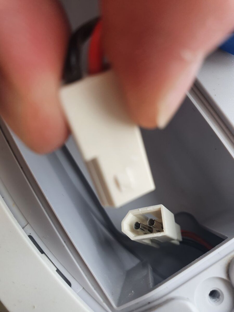 Извлекаем батарею