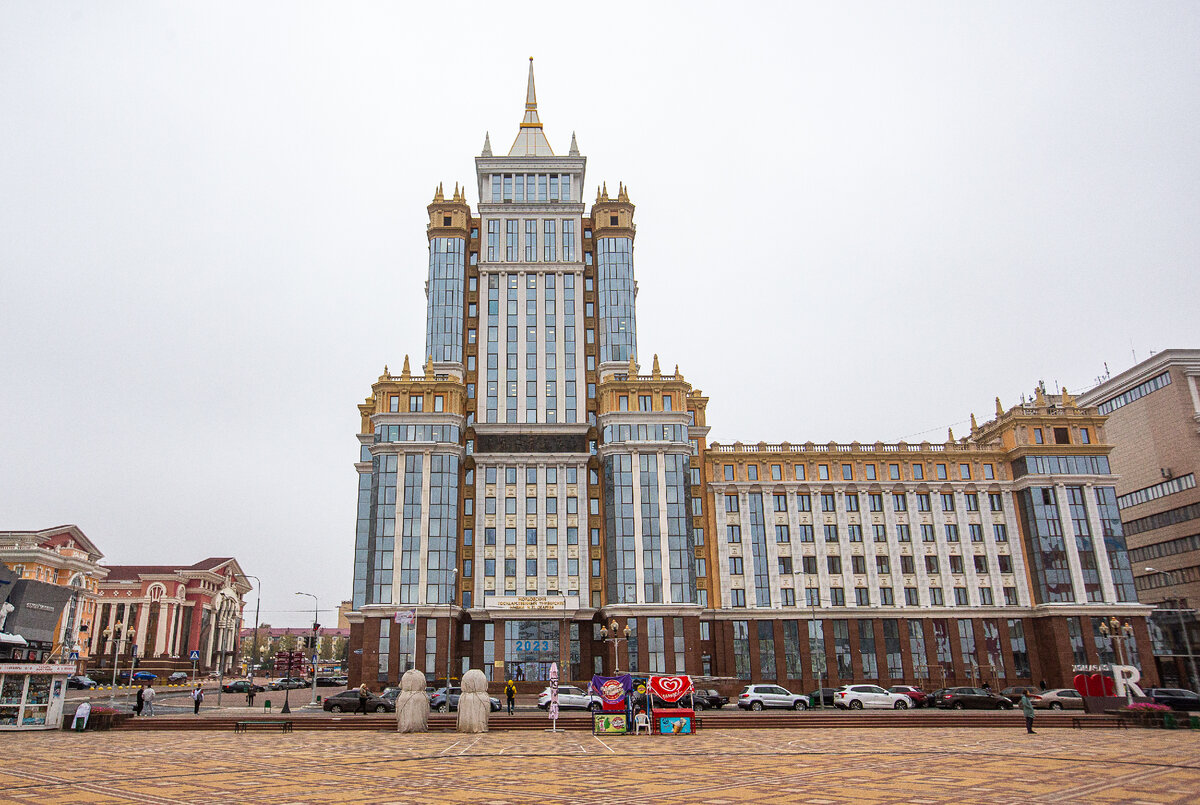 Мордовский Государственный Университет (МГУ имени Н.П. Огарёва) на площади Тысячелетия. Детали. Саранск, Республика Мордовия. Фото автора статьи (листайте галерею, ещё 1 фото)