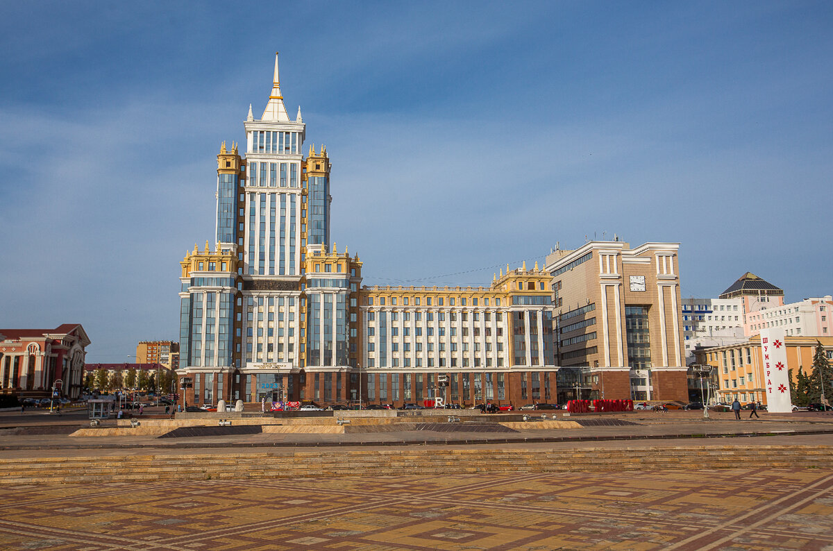 Мордовский Государственный Университет (МГУ имени Н.П. Огарёва) на площади Тысячелетия. Саранск, Республика Мордовия. Фото автора статьи (листайте галерею, ещё 2 фото)