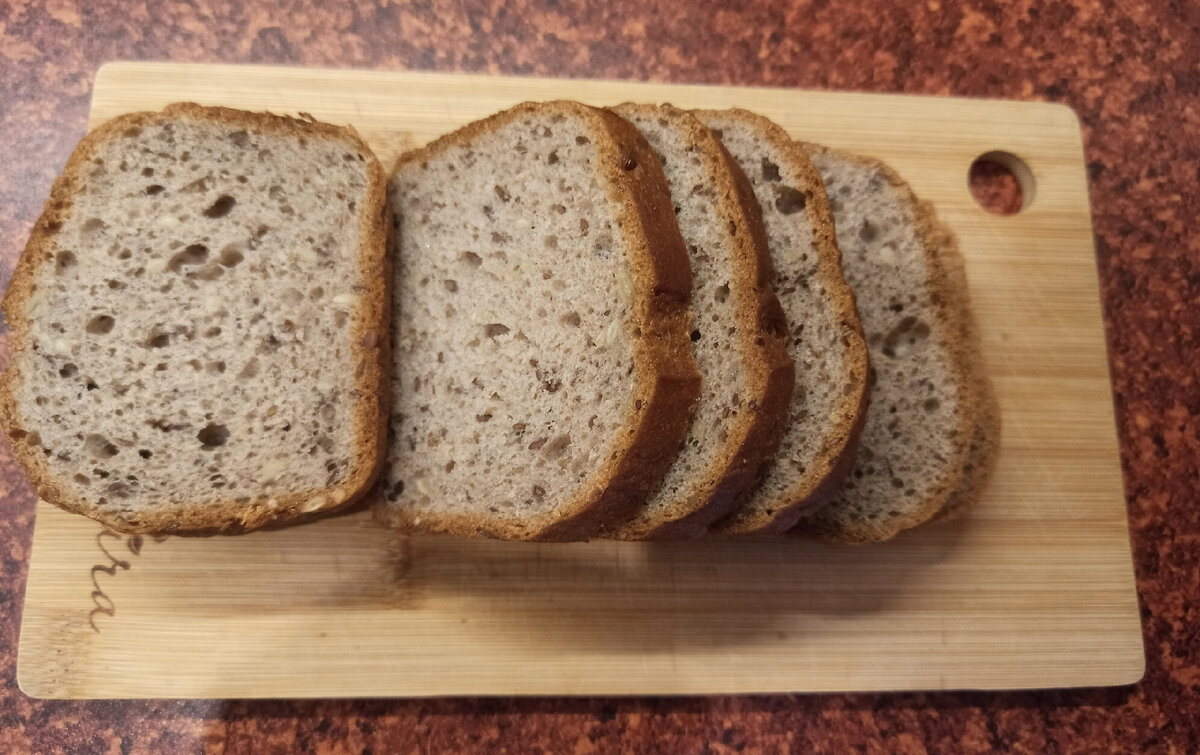 Хлеб в разрезе похож на обычный. По вкусу, разницу не могу написать. Много лет не ем пшеницу из-за непереносимости глютена (целиакии)