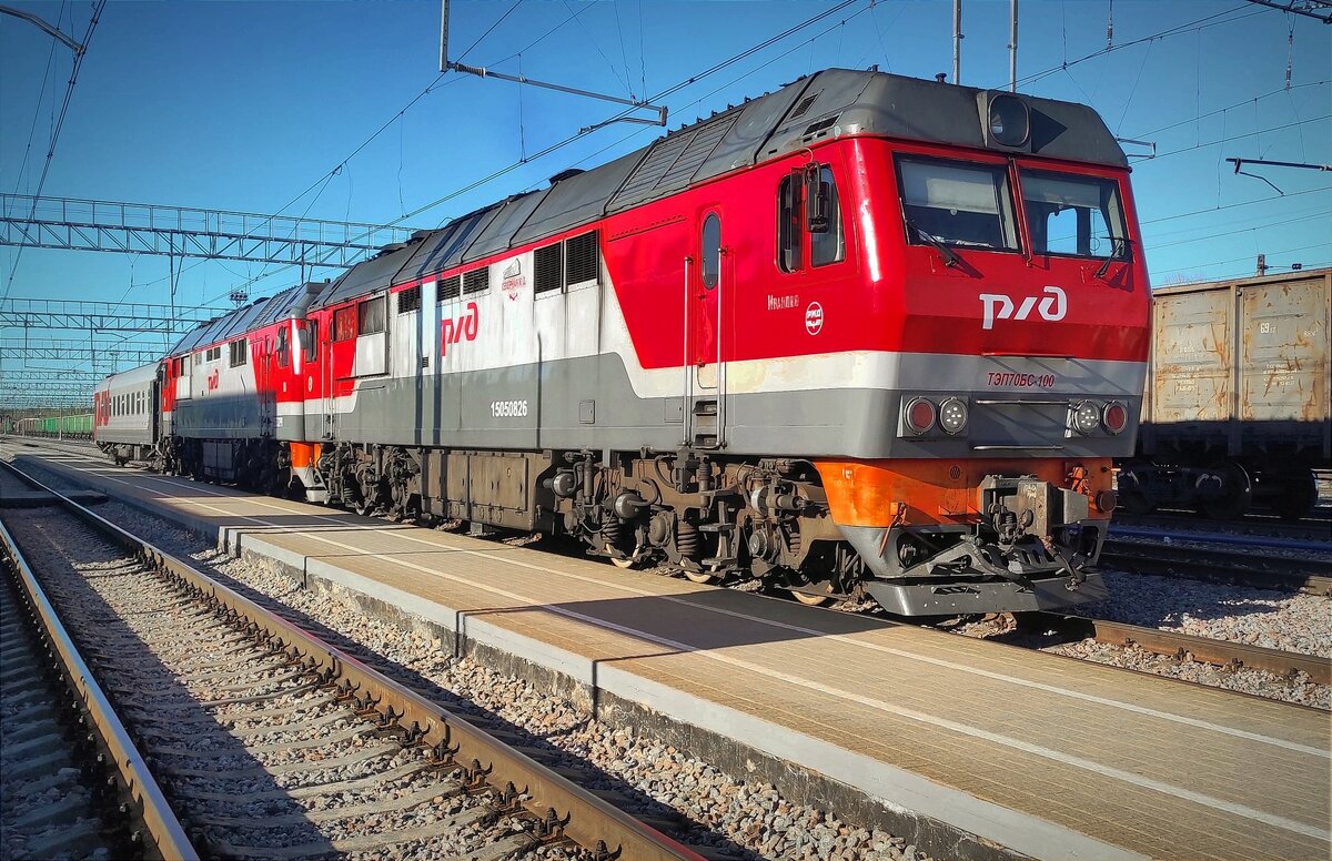 ТЭП70БС-100 и ТЭП70БС-332 на станции     Кострома-Новая.