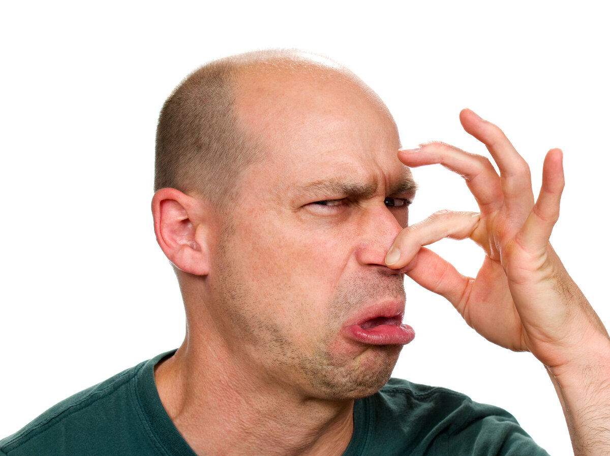 Человек зажимает нос. Закрывает нос. Неприятный мужчина. Плохой запах. Плохо пахнущий человек.