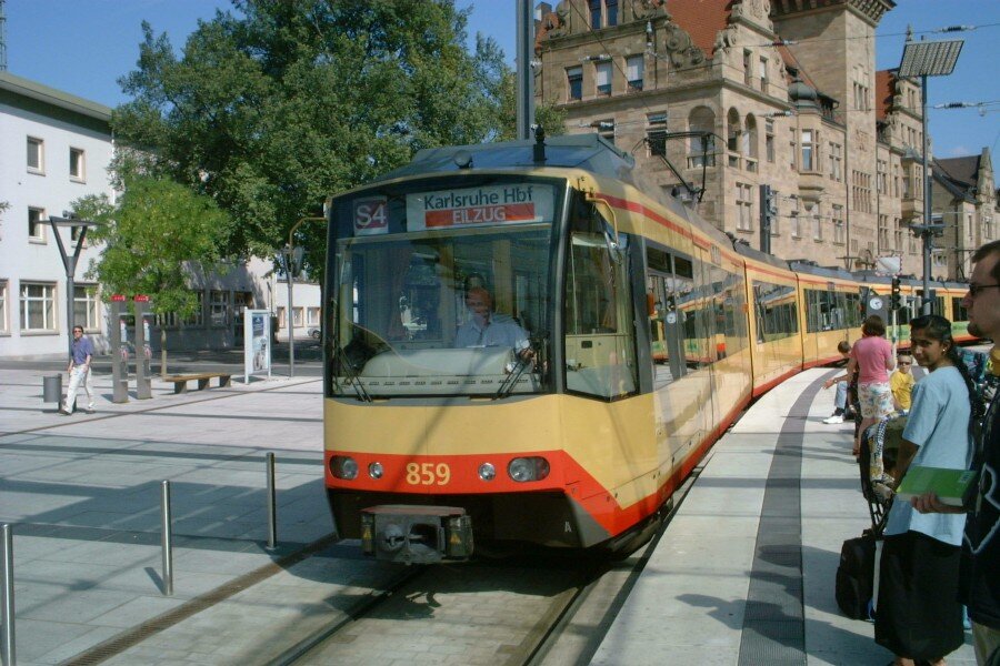 Трамвай в городе Хайльбронн (Hailbrunn), Германия (Deutschland).