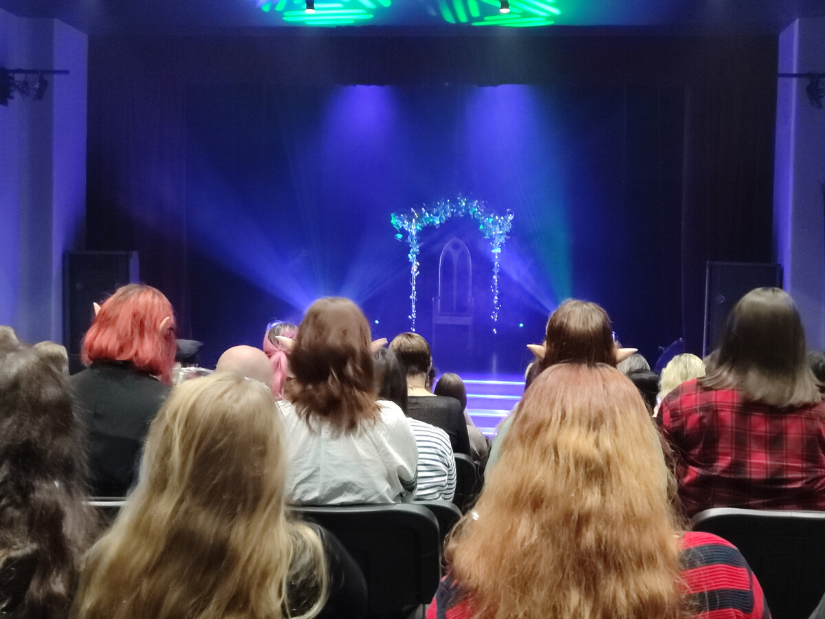 Фото автора. Эльфы ждут начала представления😉