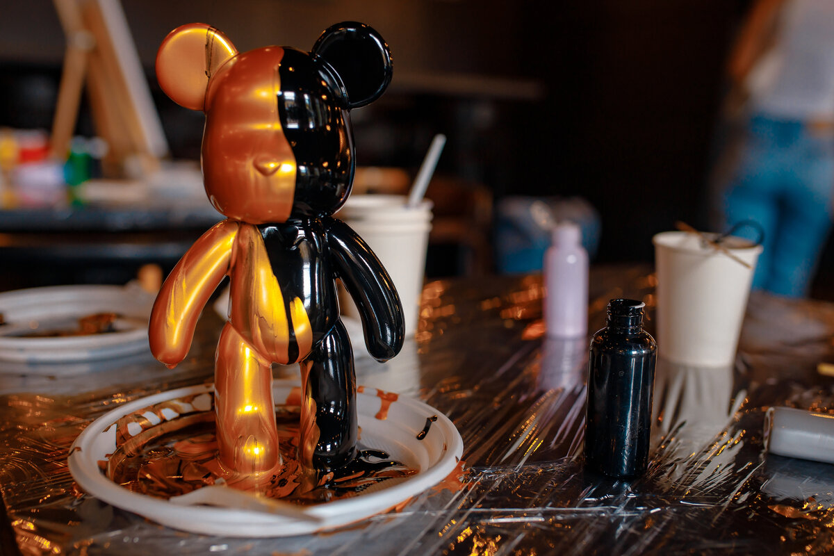 Мишка Bearbricks в технике флюид-арт