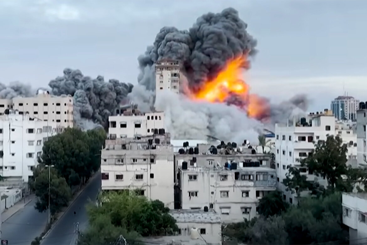 Израиль в ответ на действия ХАМАС ударил по сектору Газа также с воздуха, в том числе и по жилым кварталам. Скриншот видео