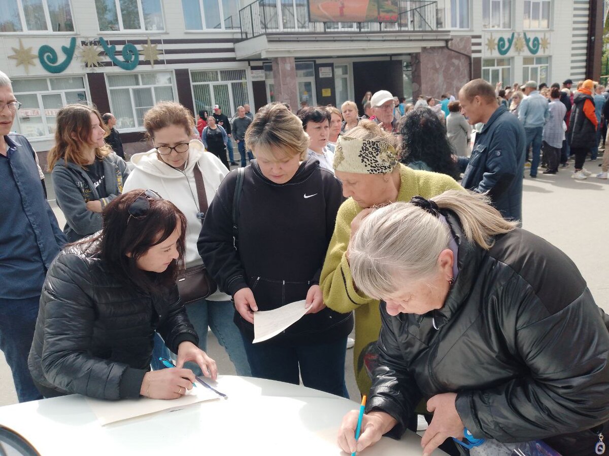Жители собирали подписи против рынка. Фото: Царьград.