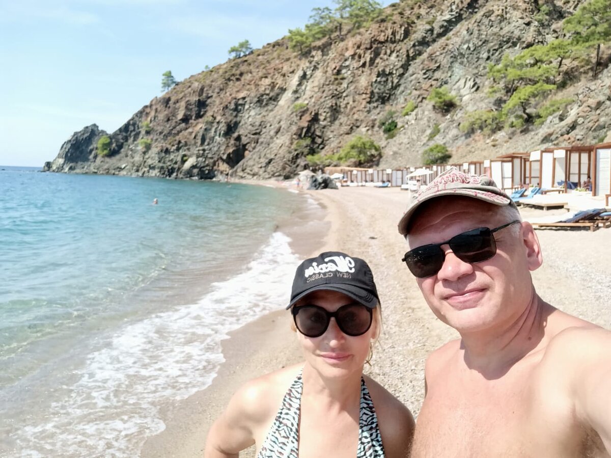 Если идти по берегу налево от моря, проходим еще три крупных отеля и упираемся в непроходимую гору. 