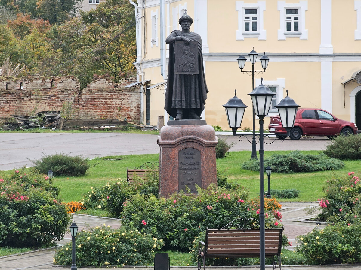 Экскурсии по Смоленску. Октябрьские прогулки по древнему городу -  продолжение. Фотогалерея - самые красивые 