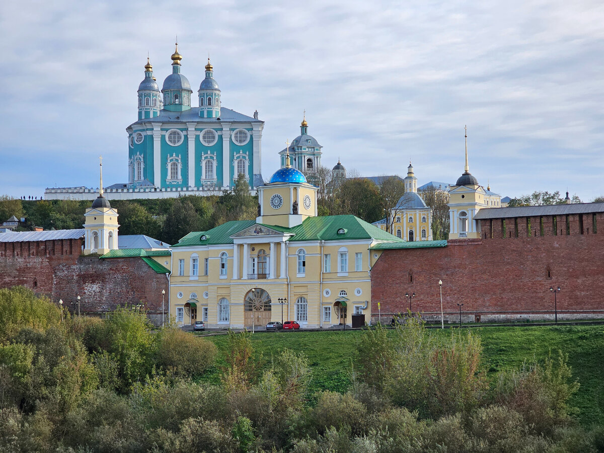 Экскурсии по Смоленску. Октябрьские прогулки по древнему городу -  продолжение. Фотогалерея - самые красивые 