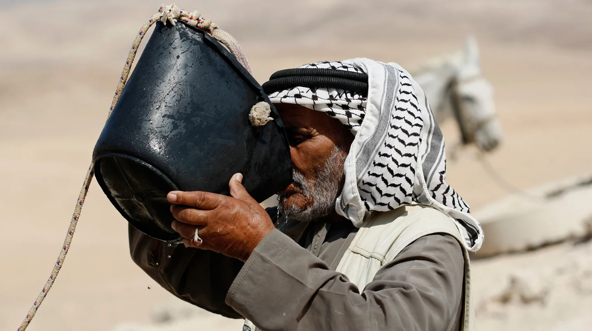 Арабская пито. Что пьют арабы. Человек пьет воду в пустыне. Вода в пустыне. Бедуин в пустыне пьёт воду.