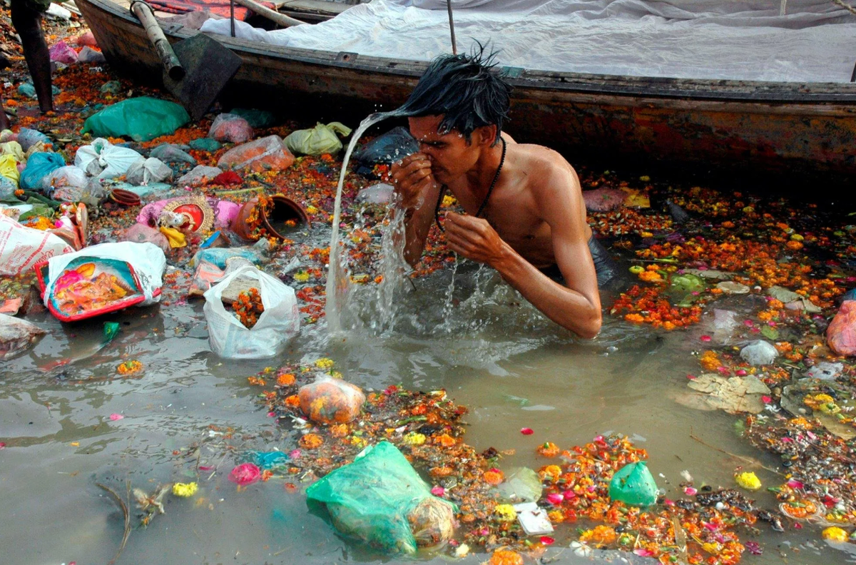 Река в Индии ганг самая грязная. Река ганг в Индии загрязнения. Река ганг Варанаси Индия. Священная река в Индии Ганга. Купания страна