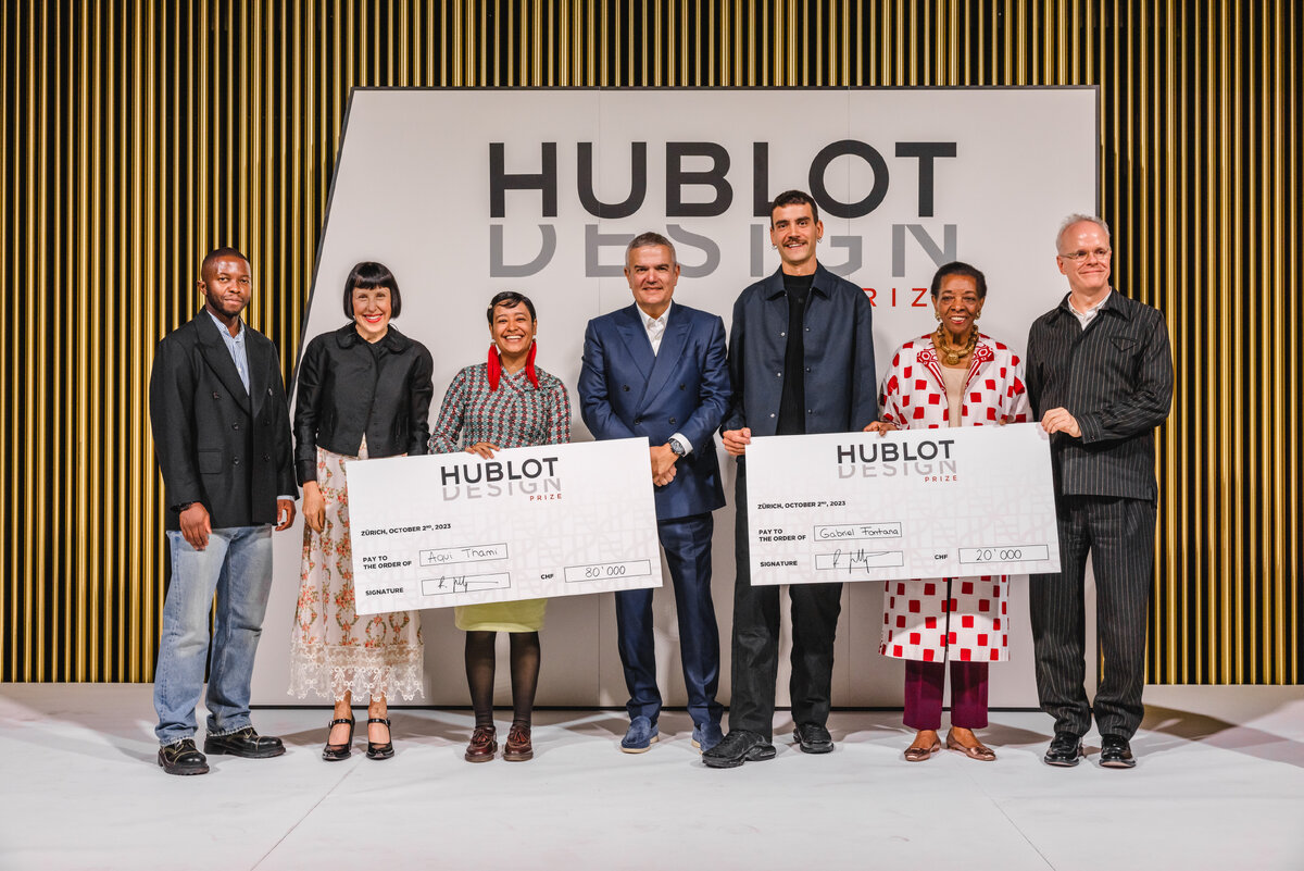     Победители HUBLOT DESIGN PRIZE 2023 с членами жюри и CEO Hublot Рикардо Гвадалупе