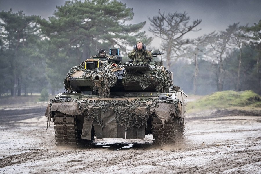 Министр обороны ФРГ Борис Писториус ознакомился с техническими характеристиками основного боевого танка Leopard 2.IMAGO/Chris Emil Janssen