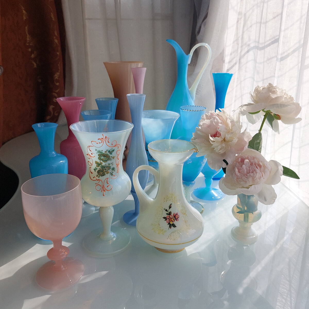 Посуда,  вазы, плафоны для светильников и керосиновых ламп. Какое счастье,  что эти предметы сохранились до наших дней и у вас есть возможность,  ими обладать.