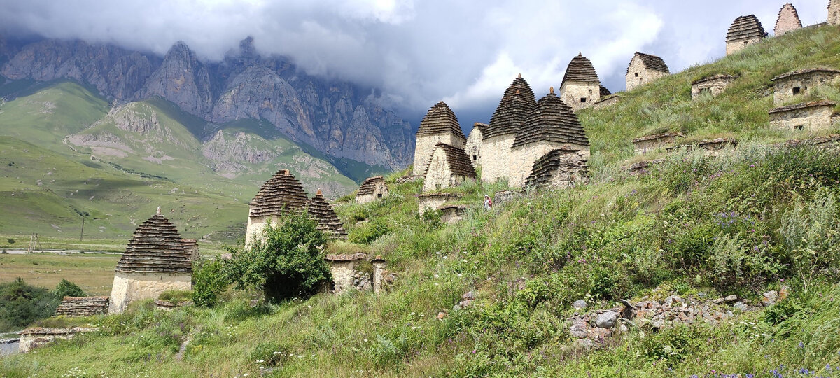 Город мертвых. Оказалось, мистики здесь куда меньше, чем в малоприметных закоулках окрестных ущелий.