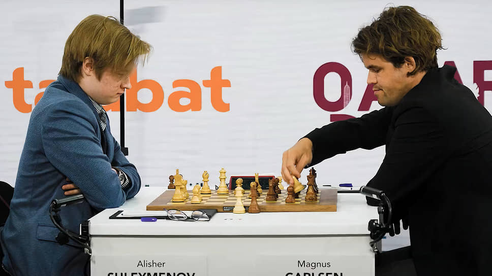 Фото: кадр видео Qatar Chess Association📷Магнус Карлсен (справа) заявил, что «потерял способность концентрироваться», увидев на руке Алишера Сулейменова часы