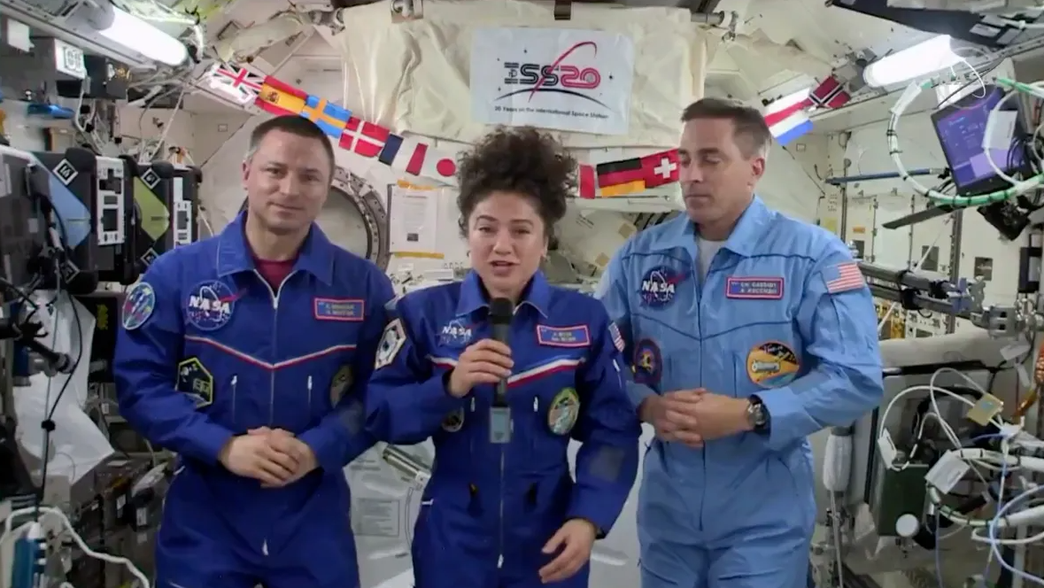 Когда в 2010 году на Международную космическую станцию ​​прибыла международная группа астронавтов, которая состояла из нескольких мужчин и 4 женщин, возглавляемая Аланом Пойндекстером из НАСА,...-3