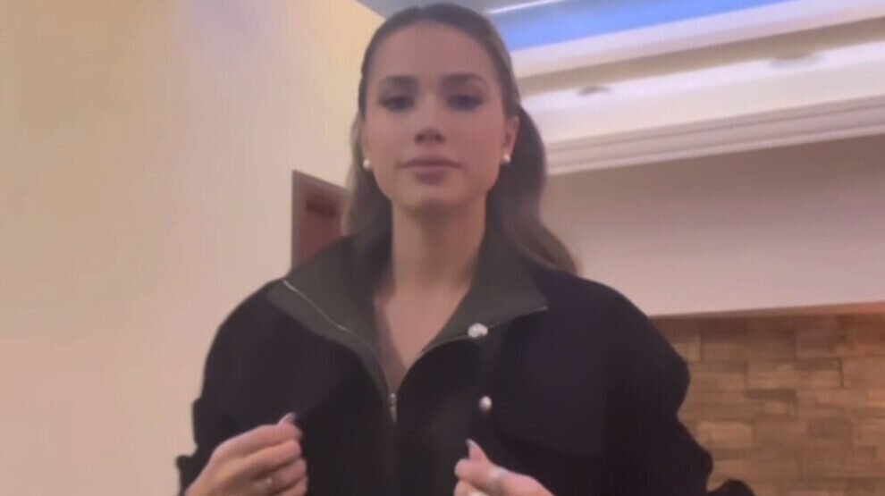    Алина Загитова красуется в Уфе. Фото: соцсети фигуристки Алины Загитовой.