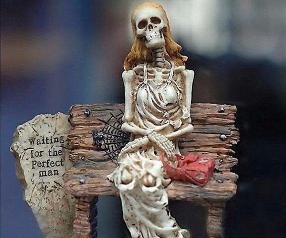 Памятник женщине, которая ждала идеального мужчину ( Германия)