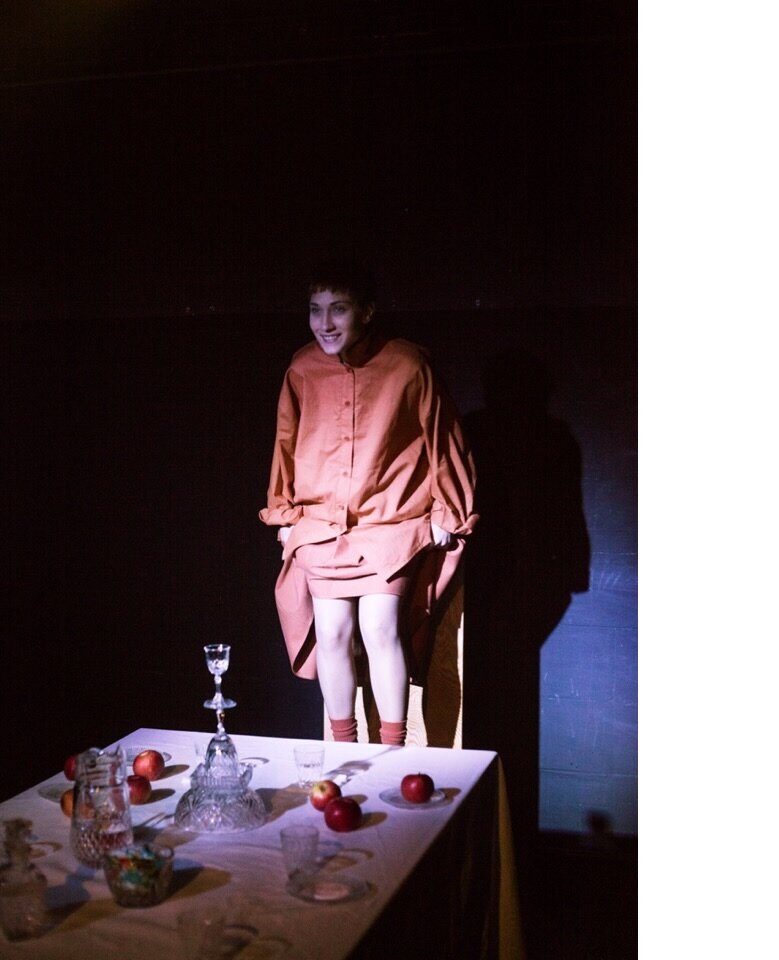 Сцена из спектакля «Говорит Москва». Актриса Анастасия Раздвогина рассказывает, как маленькую Её заставляют танцевать перед гостями во время застолья. Фото из группы театральной лаборатории «Угол» ВКонтакте