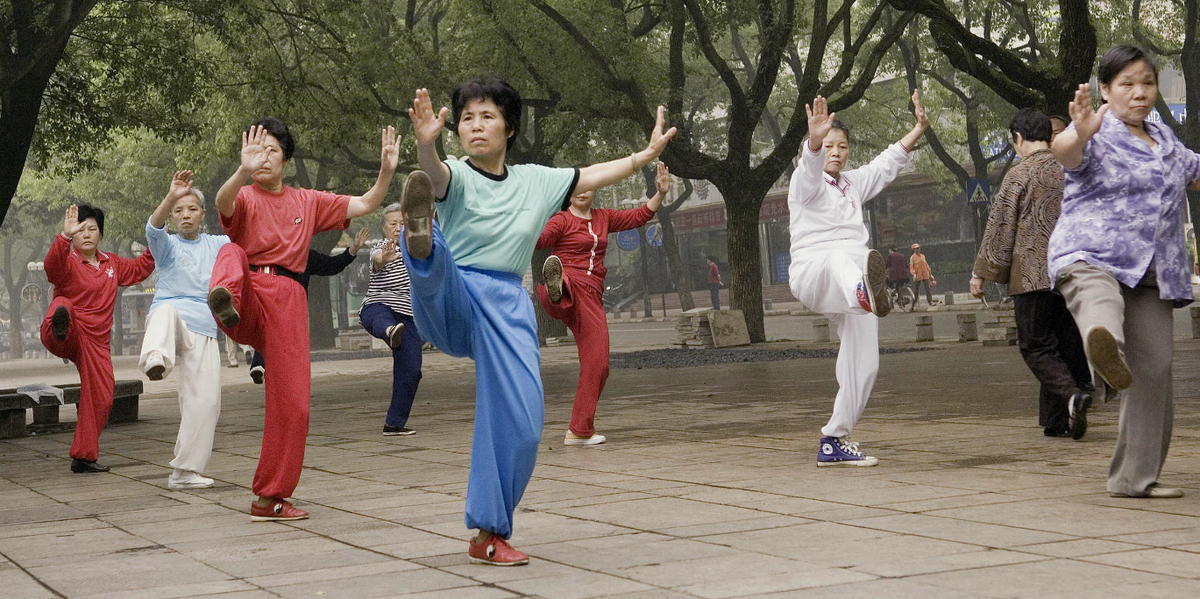 Зарядка китайцев. Гимнастика Тайцзи цигун. Китайская гимнастика tai chi. Гимнастика Тай Цзи цюань. Цигун Тайцзи кунг фу.