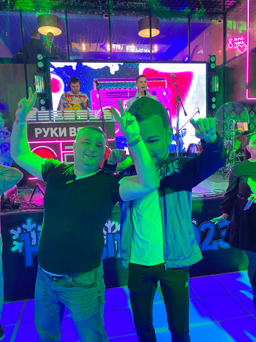 Новогодняя ночь 2023. Ресторан «Руки Вверх», Самара. Фото автора.