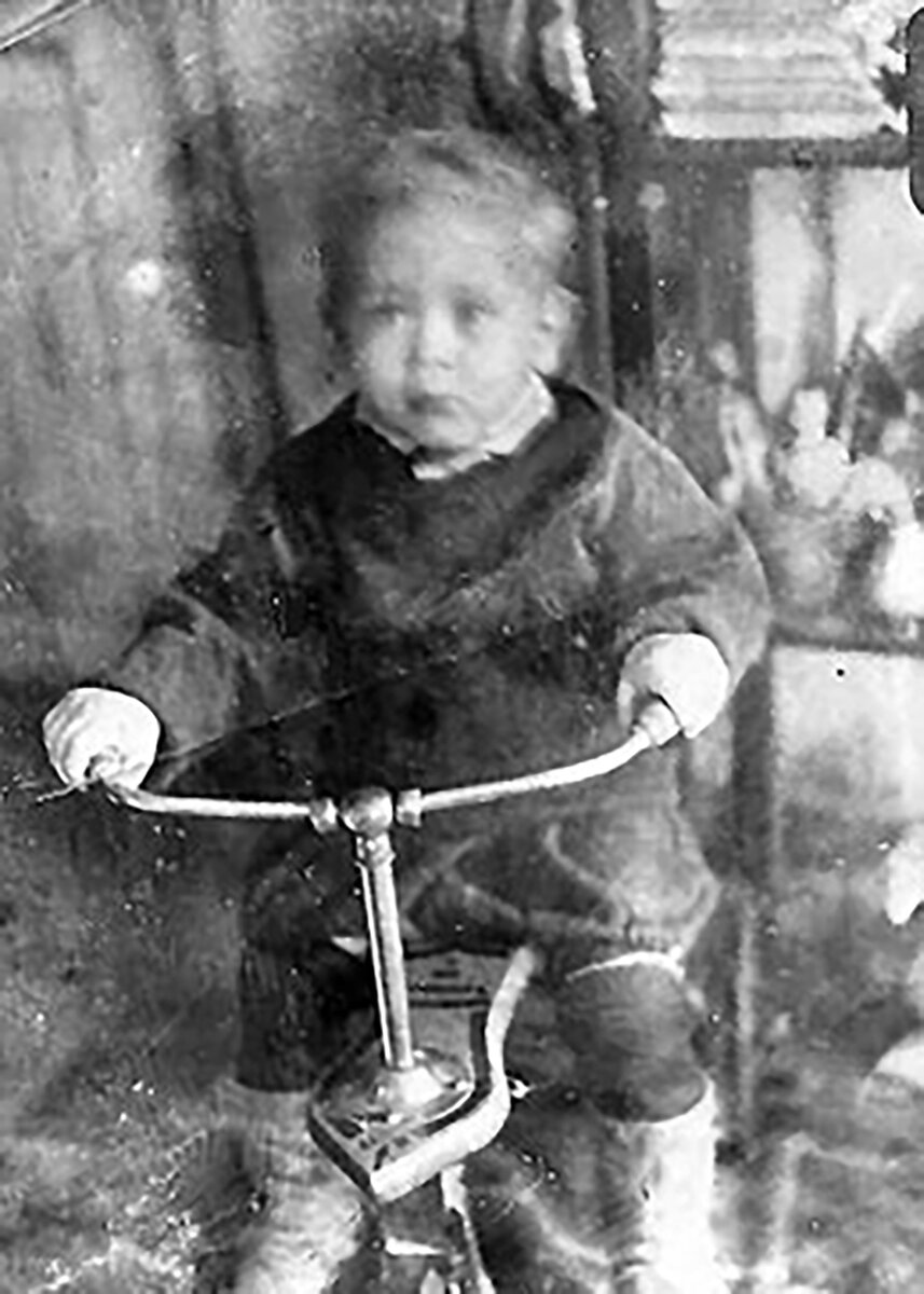 Три года. Первый в жизни велосипед. 1941 г.