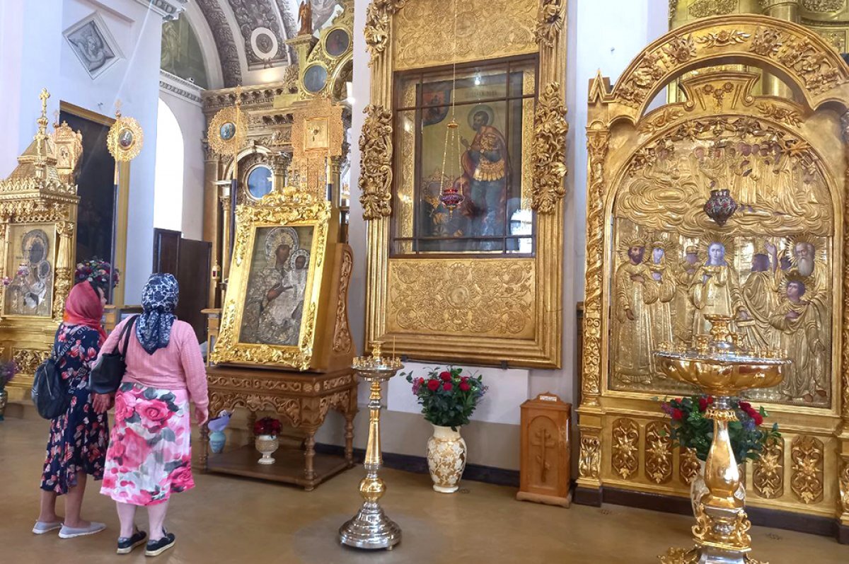    162 старинные иконы в Воскресенском соборе в Арзамасе уникальны.