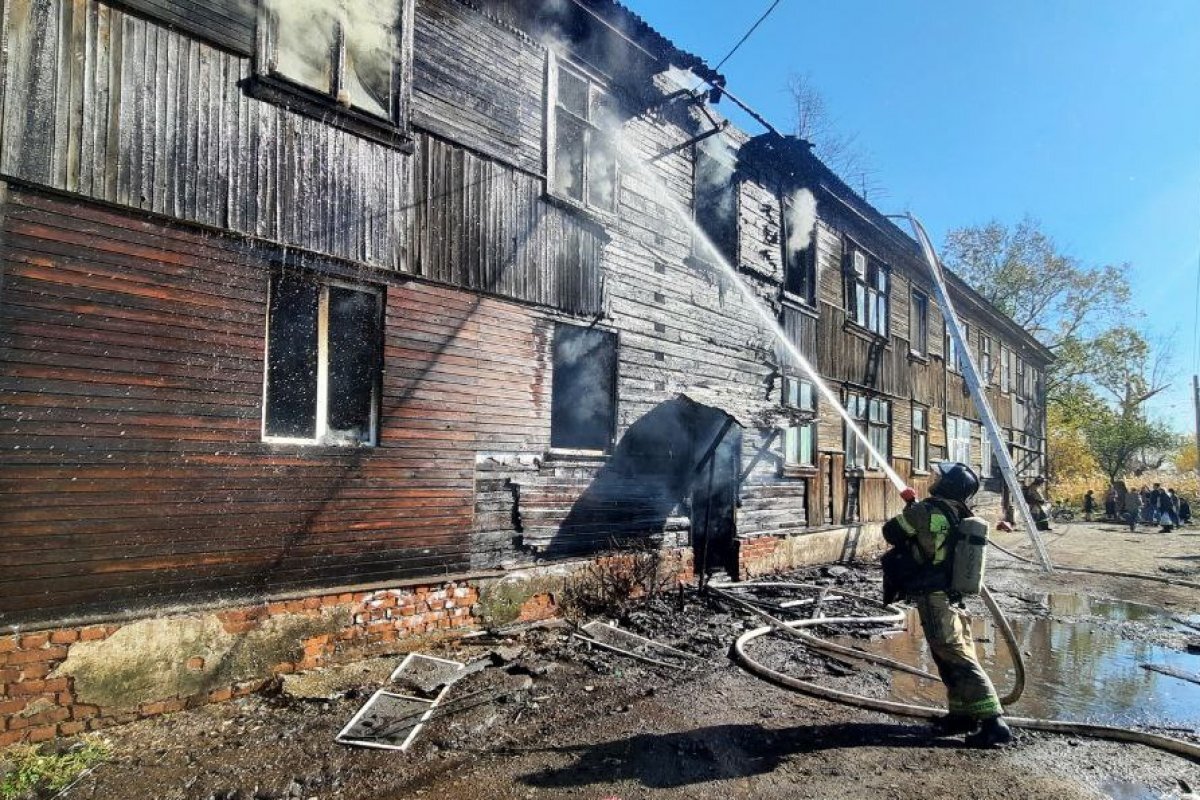    В Хабаровске горит барак, женщина пострадала при попытке спастись