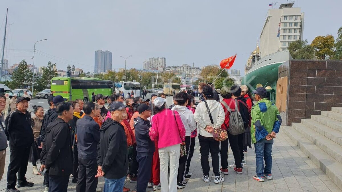     Сегодня в центре Владивостока можно увидеть не только отдыхающих жителей Приморья, но и гостей из соседней страны — Китая. Целую толпу туристов сняли на видео.