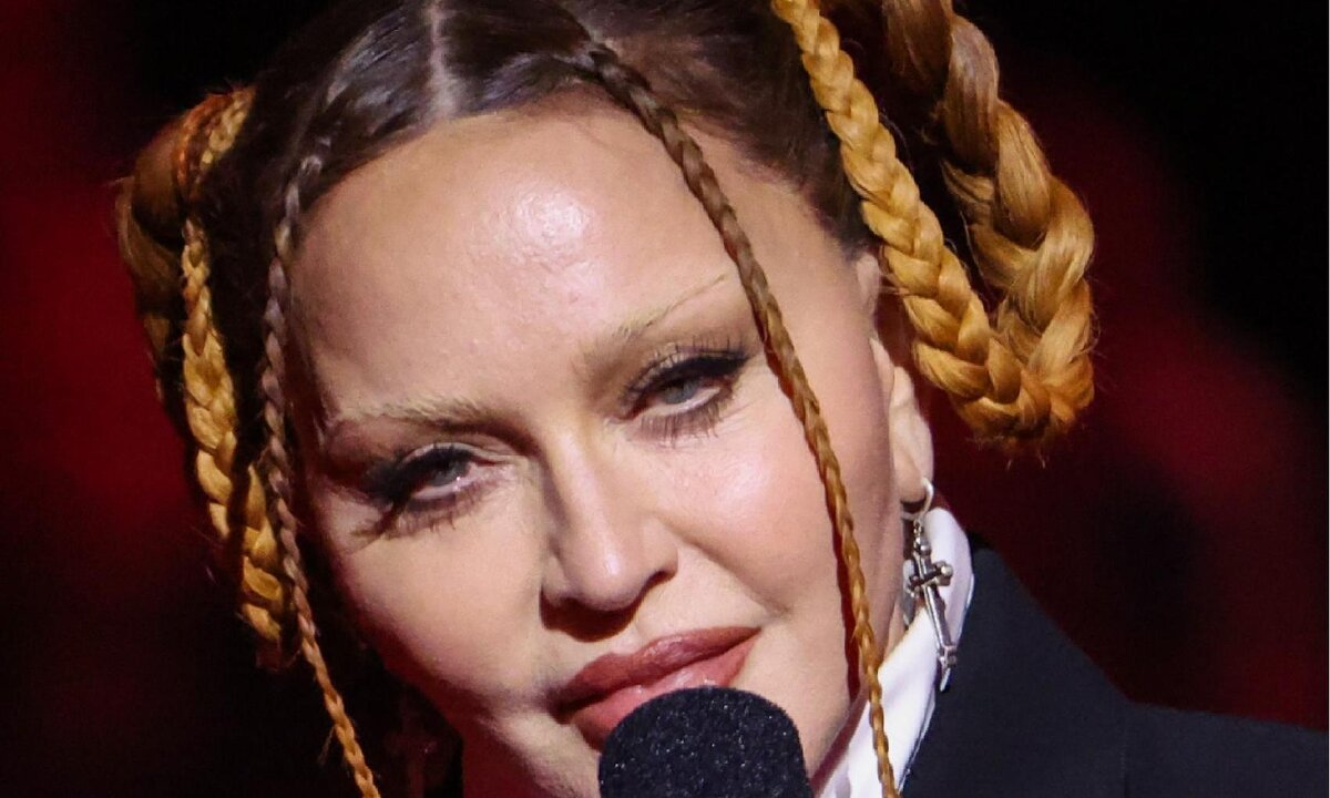 Хотя у Мадонны уже давно не те точеные скулы, которые мы привыкли видеть