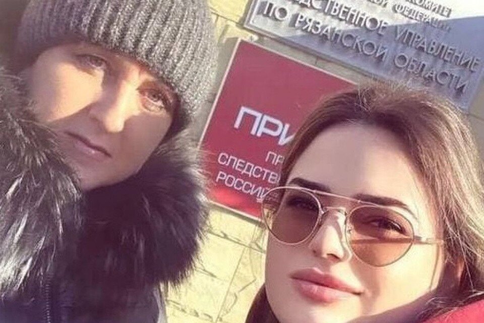    Наталья Кошелева и Екатерина Шумякина (справа) у рязанского СУ СК РФ.