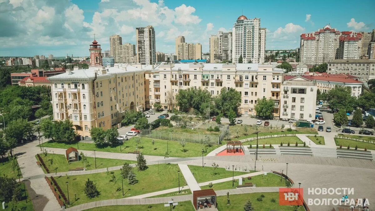     В Александровском саду, что у Храма Александра Невского, обнаружили неприкрытые розетки. Осенью в сезон дождей такое технологичное решение вызывает вопросы.