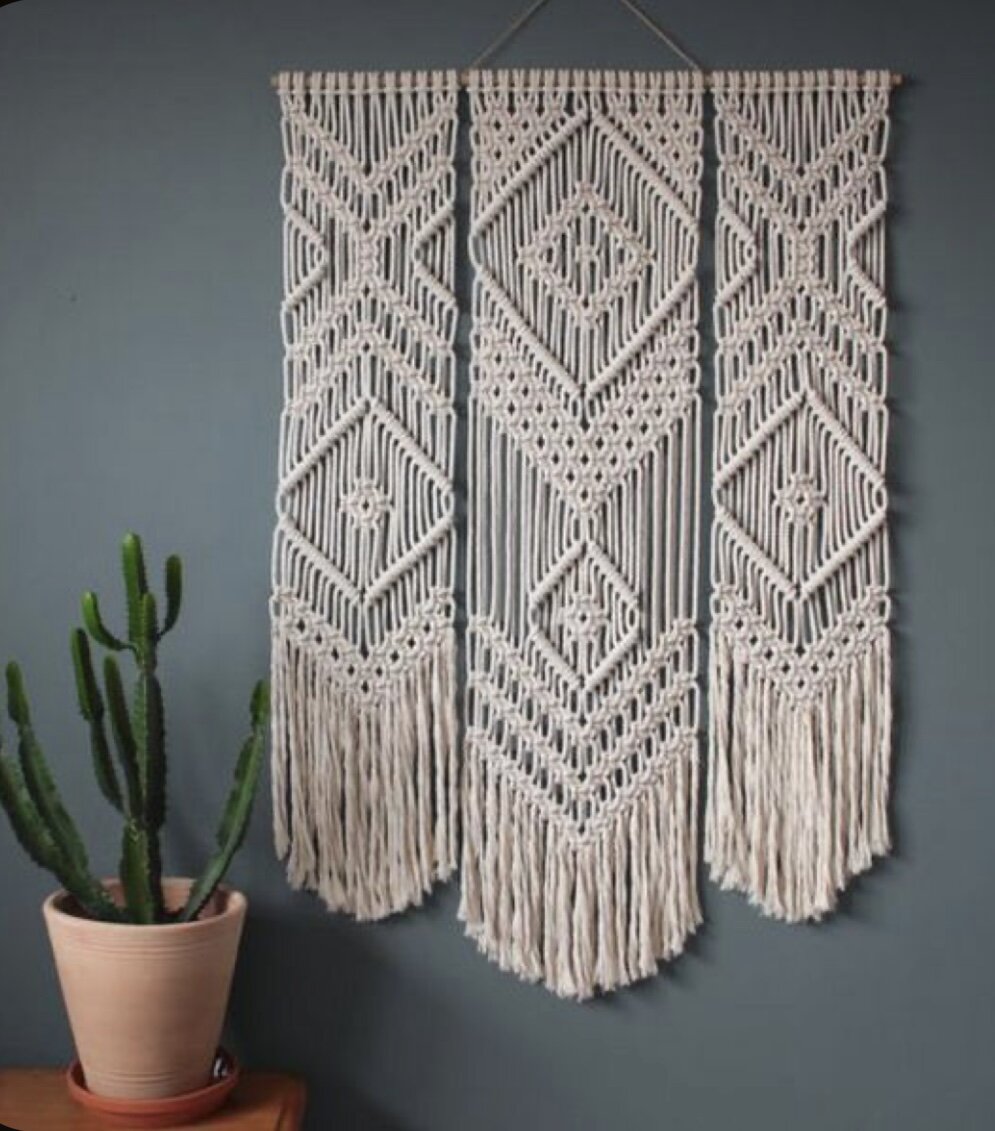 Макраме схемы фото. Макраме. Панно макраме. Макраме настенное. Плетеные украшения на стену.