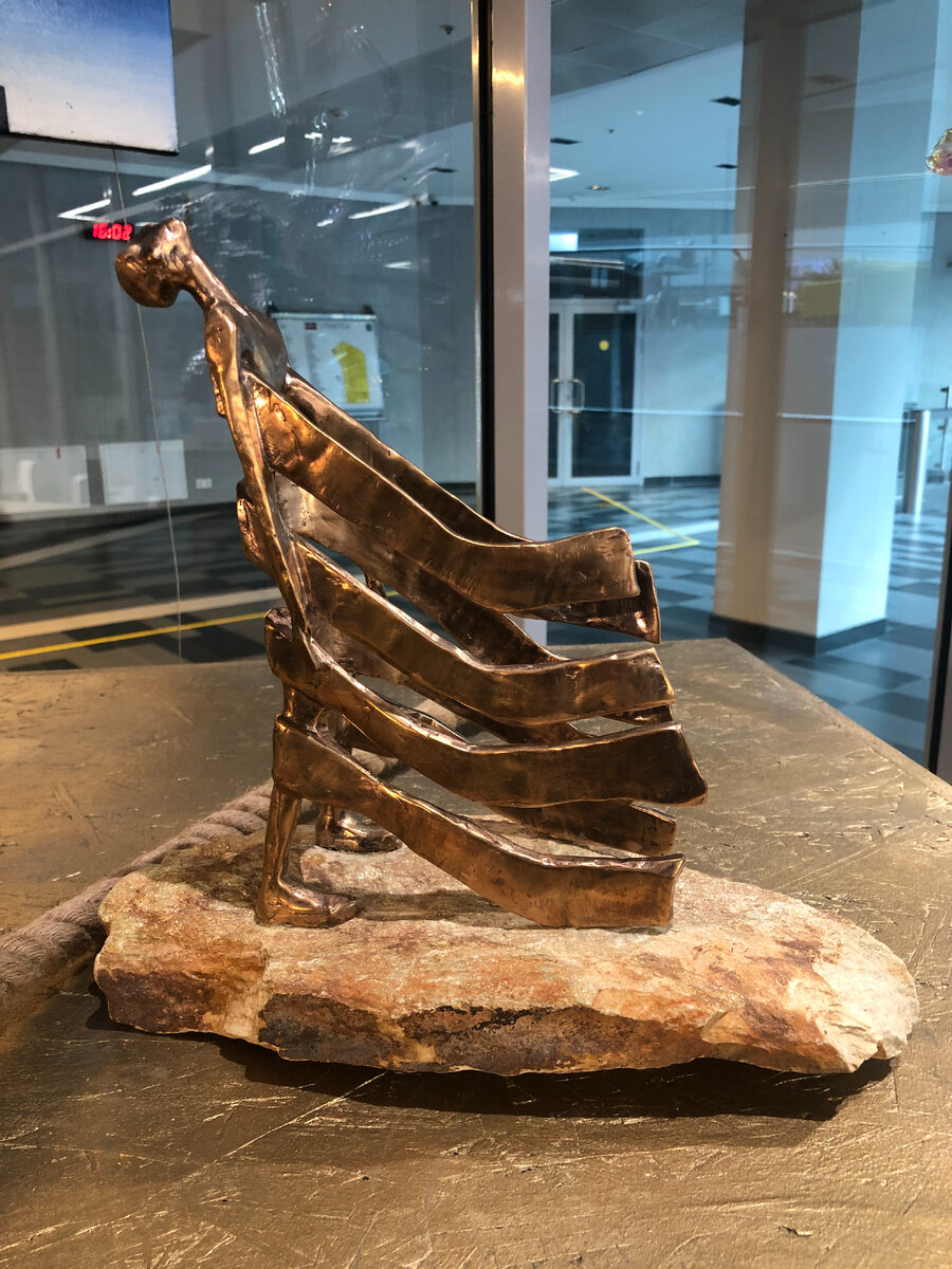 "Преодоление". Бронза, камень златолит