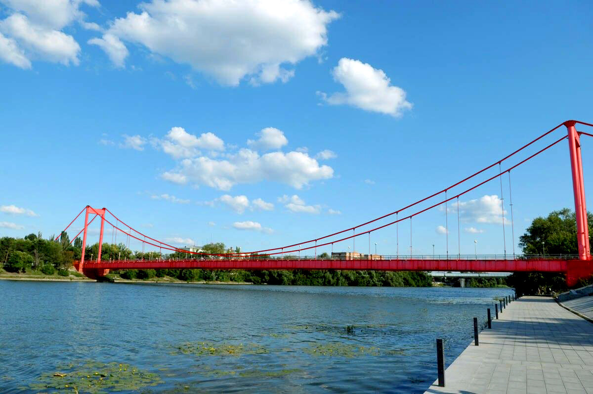 Город на реке сура. Набережная Пенза красный мост. Мост дружбы Пенза. Подвесной мост дружбы Пенза. Пенза Сура красный подвесной мост.